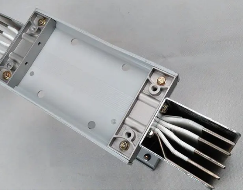 Low voltage sandwich busbar